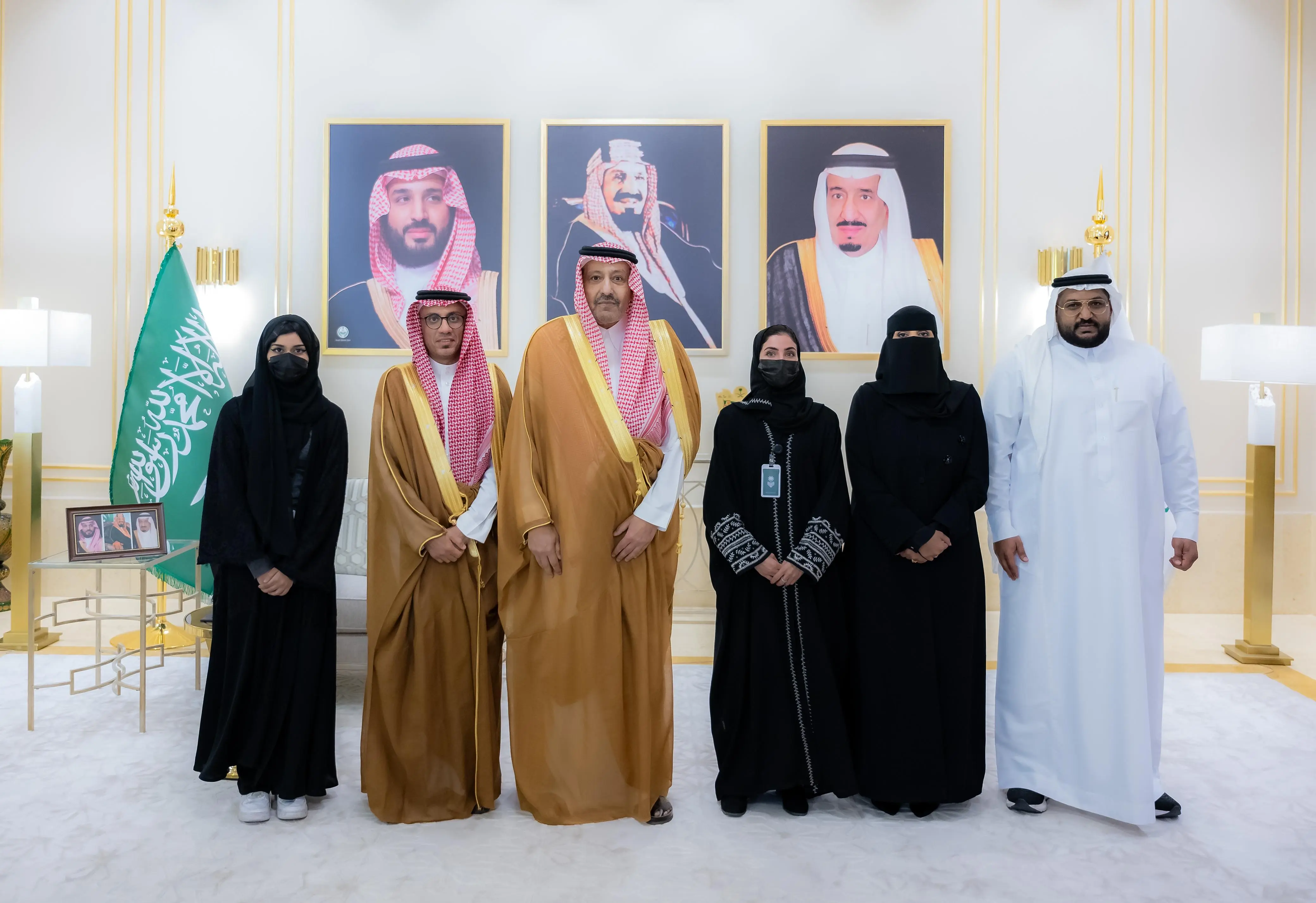 أمير الباحة يطّلع على مبادرات جمعية “طرق” ويدشّن متجرها الإلكتروني للتبرعات